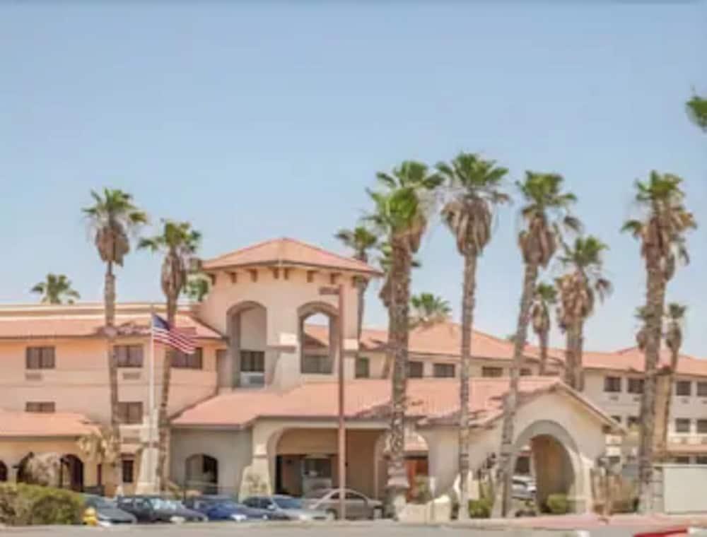 Ramada By Wyndham Barstow Hotel Екстериор снимка