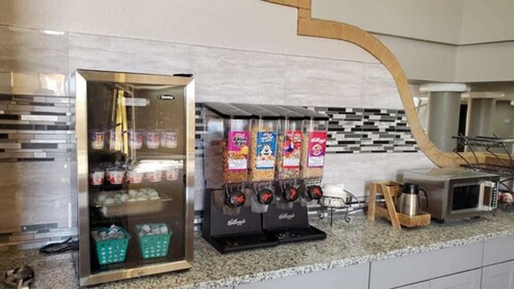 Ramada By Wyndham Barstow Hotel Екстериор снимка