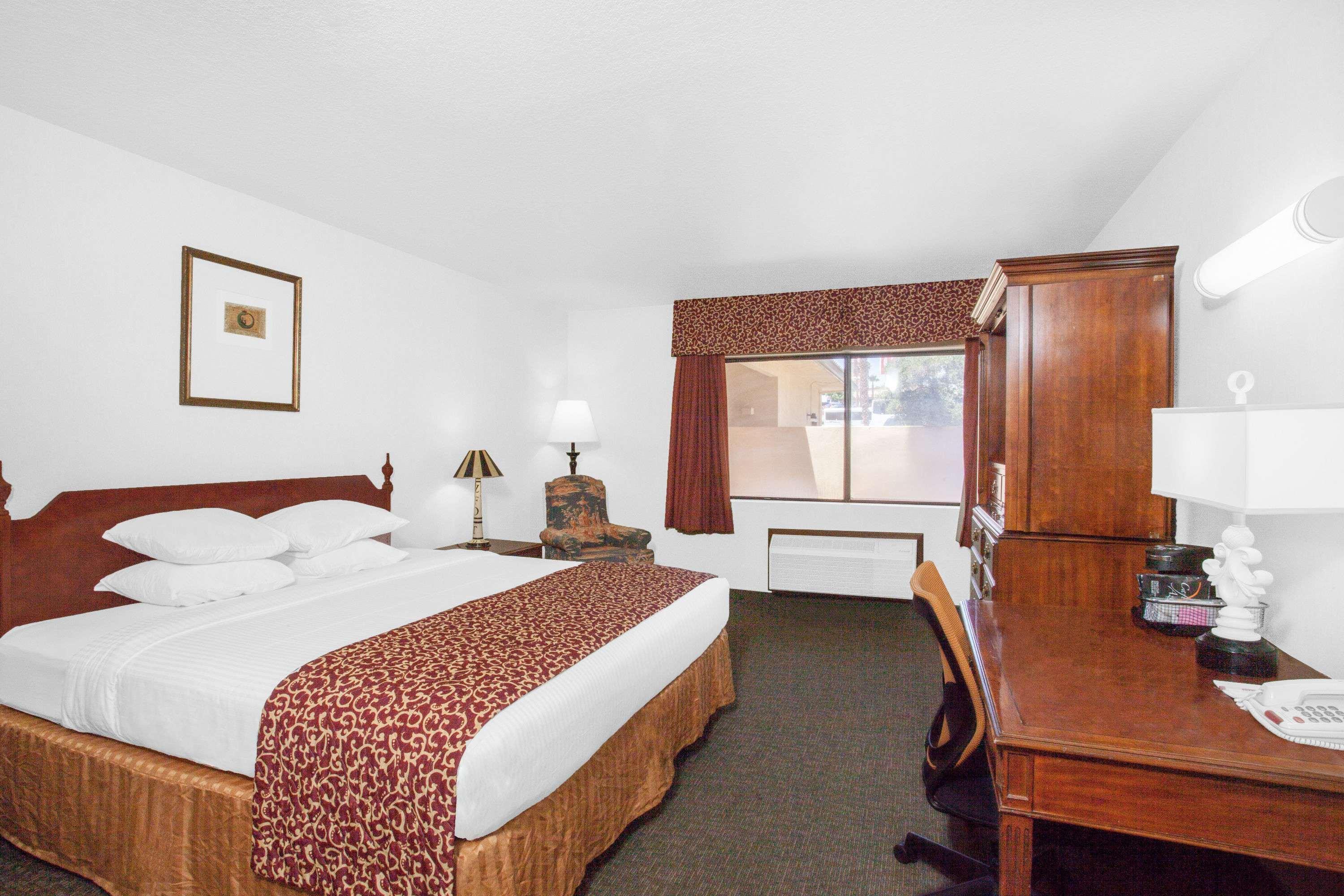 Ramada By Wyndham Barstow Hotel Екстериор снимка