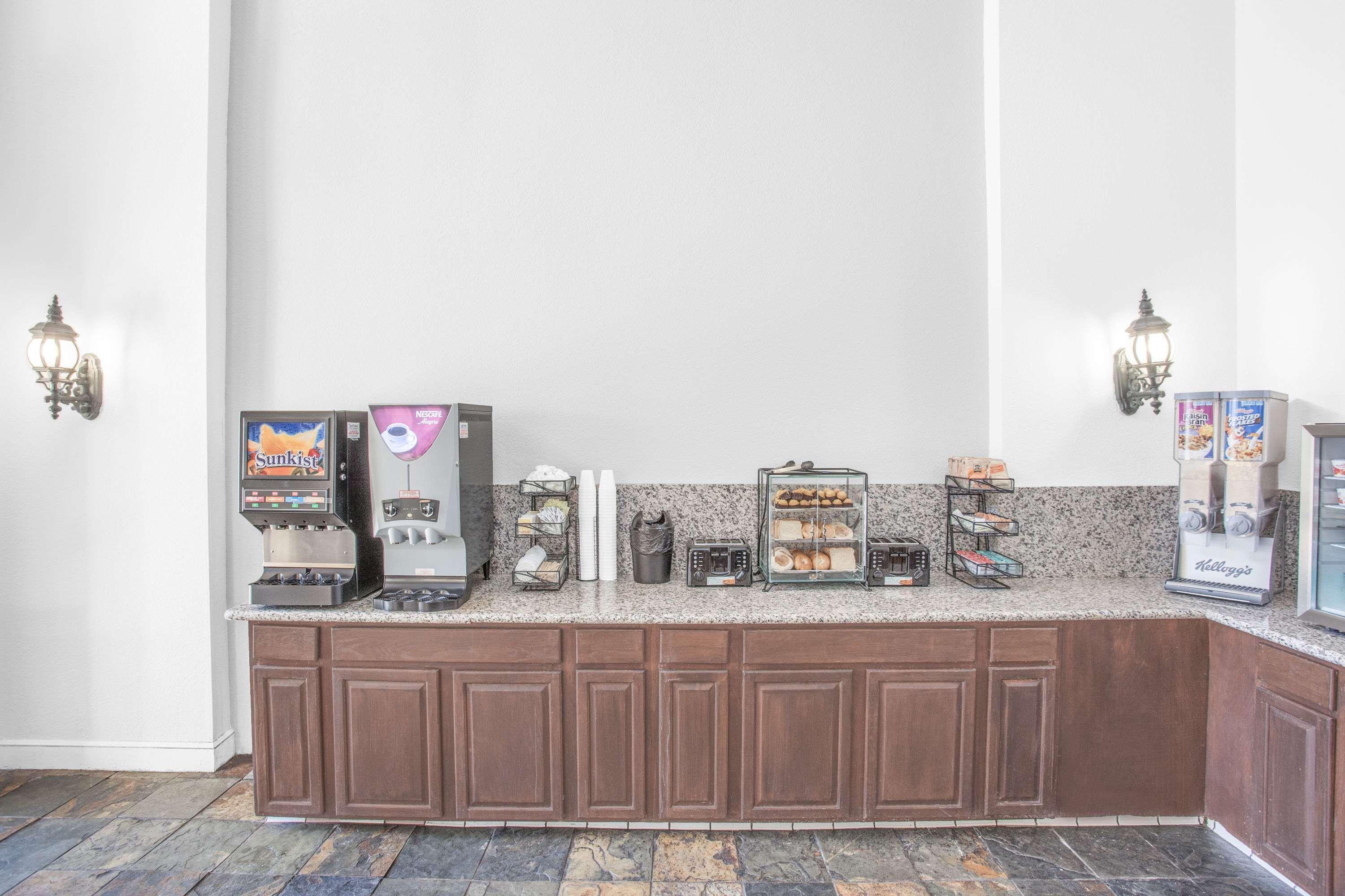 Ramada By Wyndham Barstow Hotel Екстериор снимка