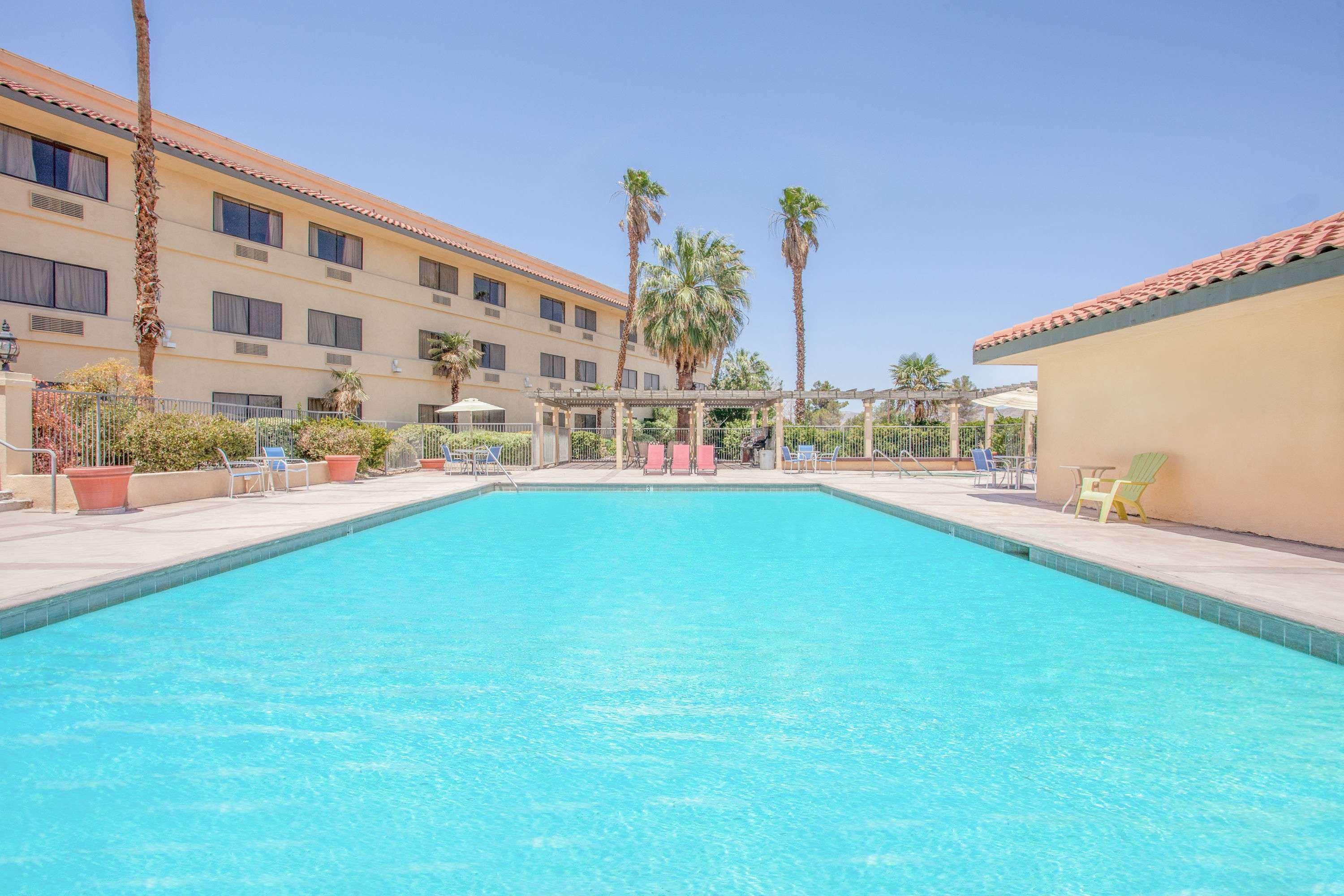 Ramada By Wyndham Barstow Hotel Екстериор снимка