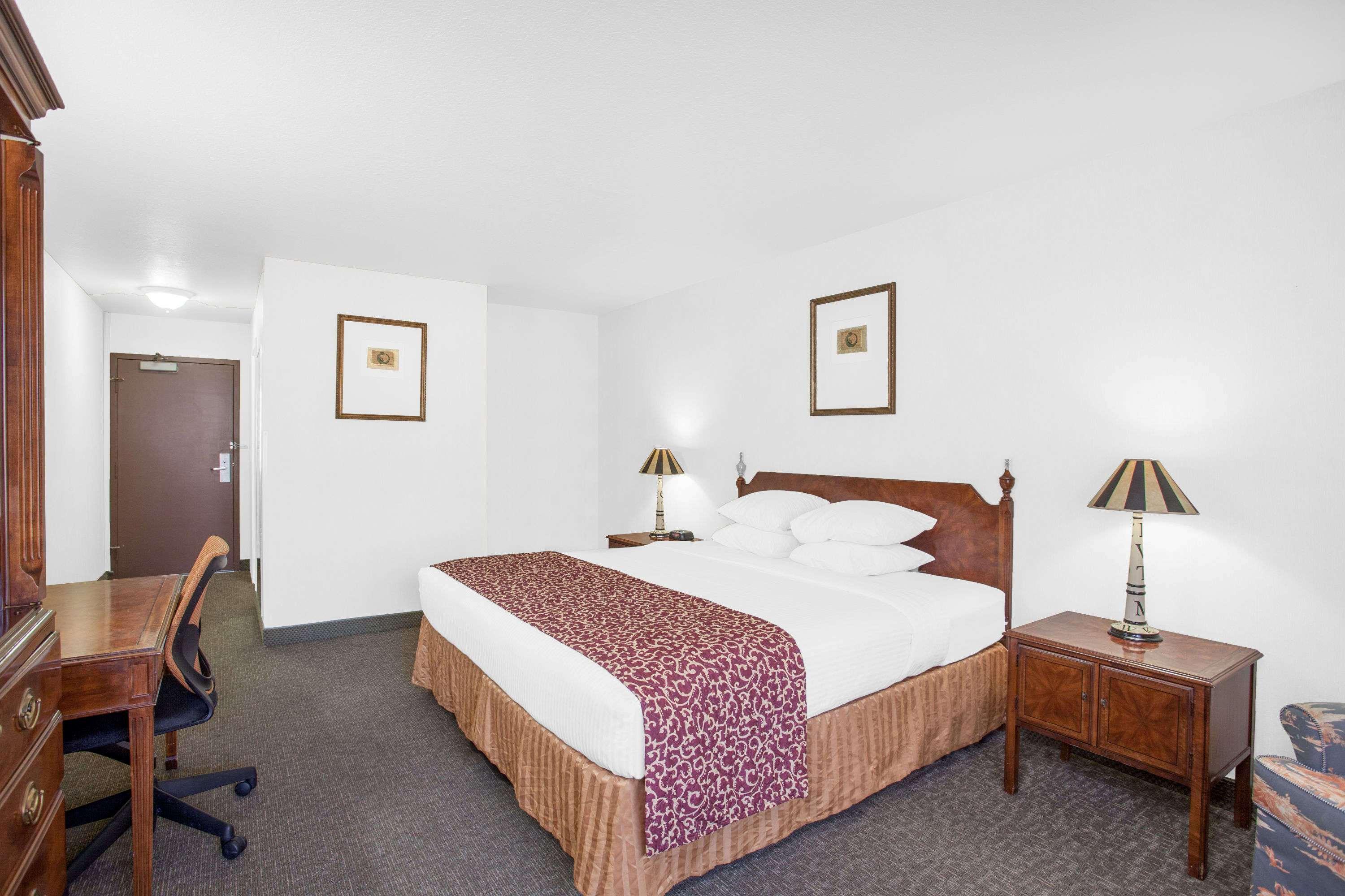 Ramada By Wyndham Barstow Hotel Екстериор снимка