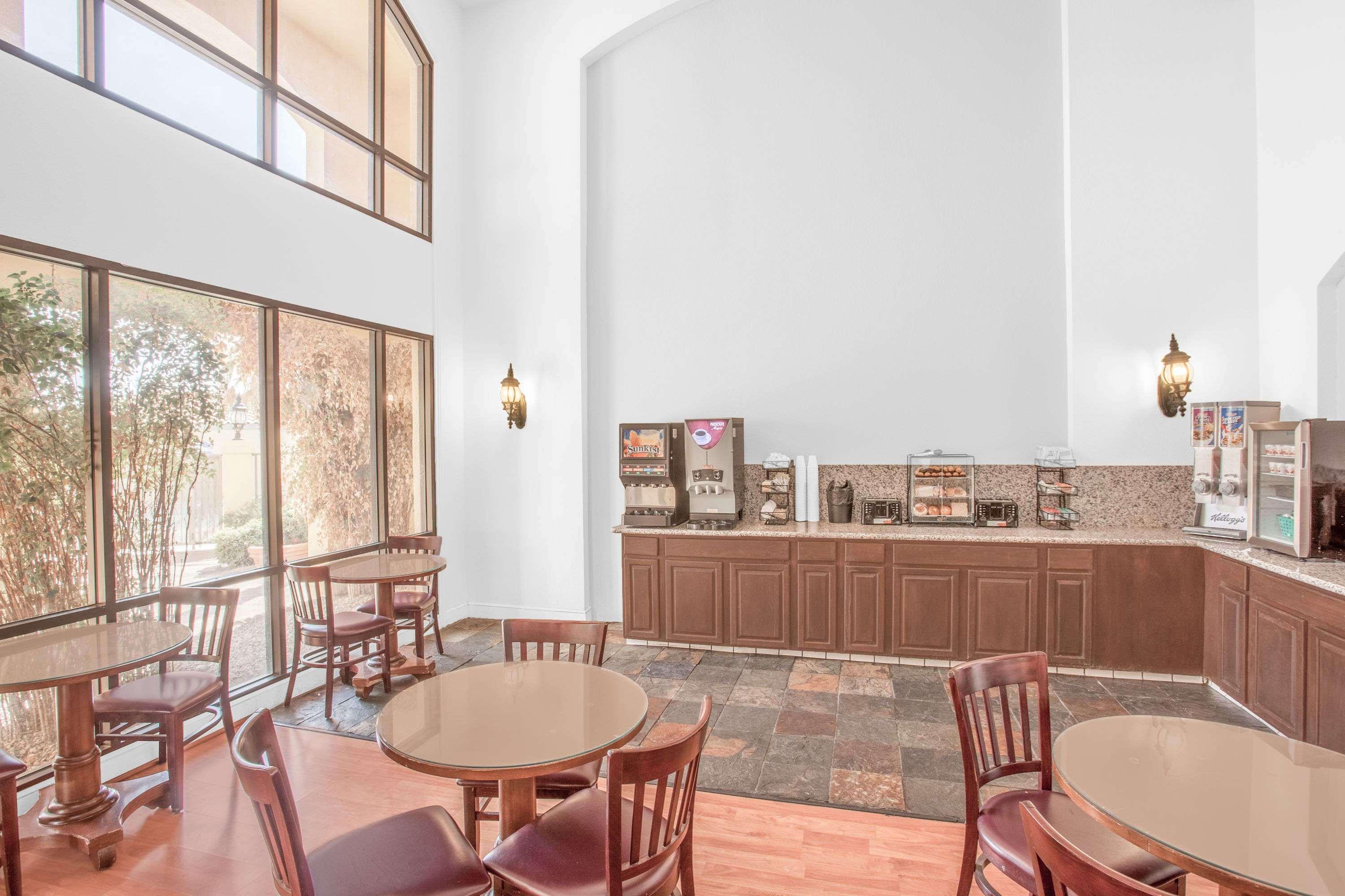 Ramada By Wyndham Barstow Hotel Екстериор снимка