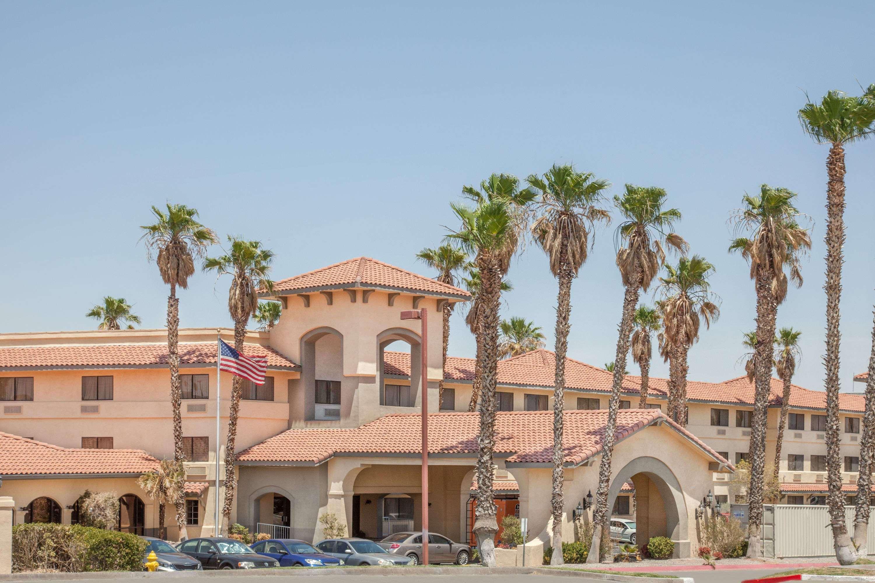 Ramada By Wyndham Barstow Hotel Екстериор снимка