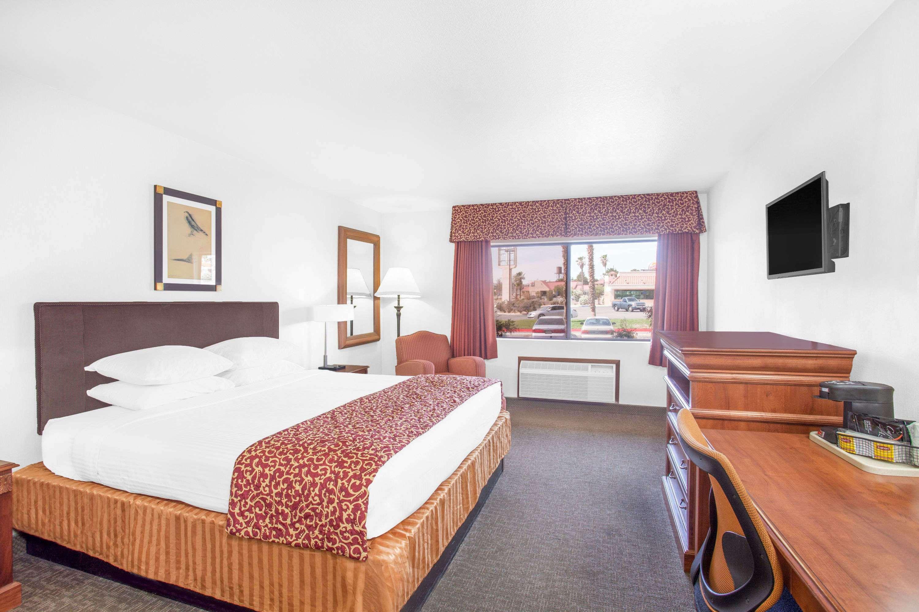 Ramada By Wyndham Barstow Hotel Екстериор снимка