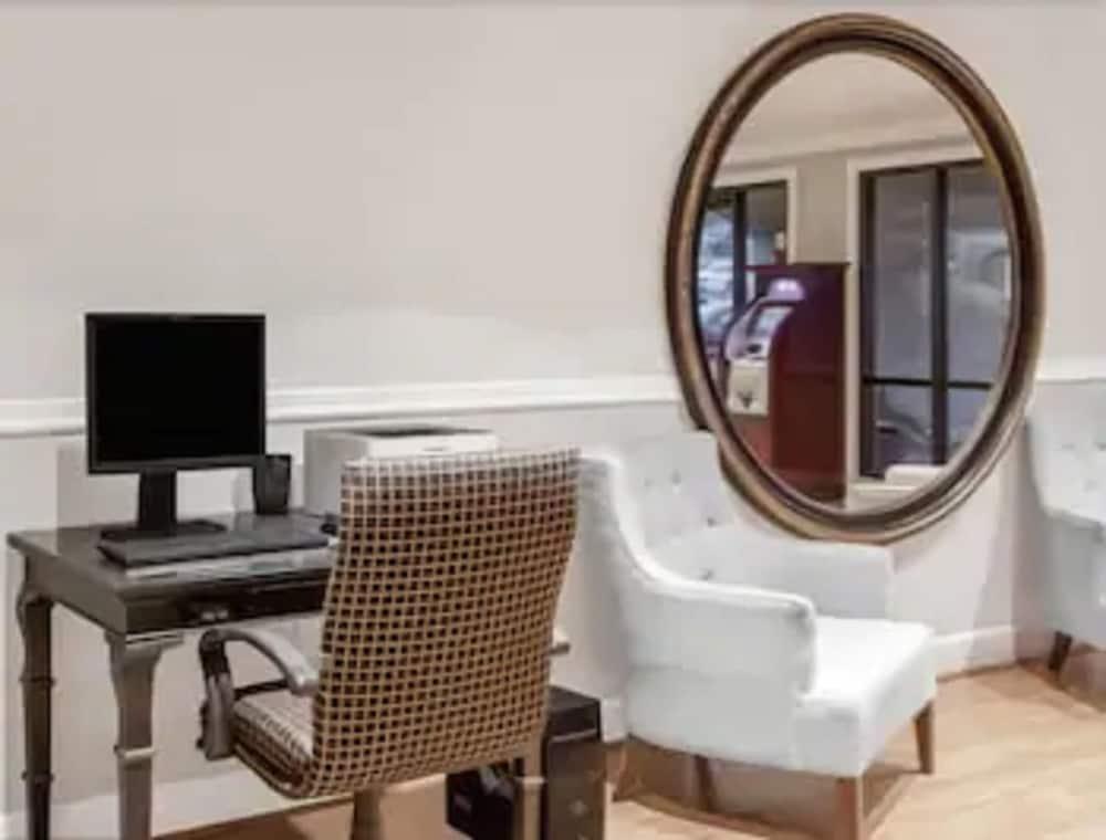 Ramada By Wyndham Barstow Hotel Екстериор снимка